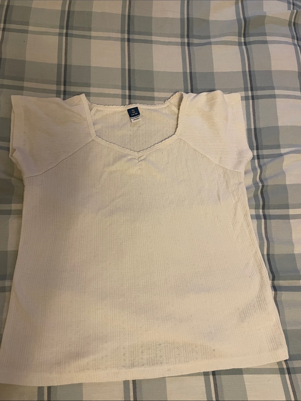 kids/girls white shortsleeve v neck top size XL (check desc)